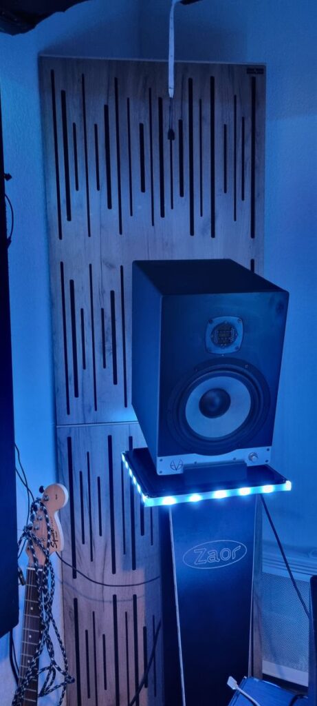Bass trap avec panneau diffuseur couleur acajou 108 × 64 × 23 cm – dans un home cinéma au style chaleureux