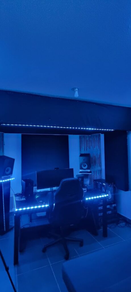 Bass trap avec panneau diffuseur couleur acajou 108 × 64 × 23 cm – dans un studio d’enregistrement élégant
