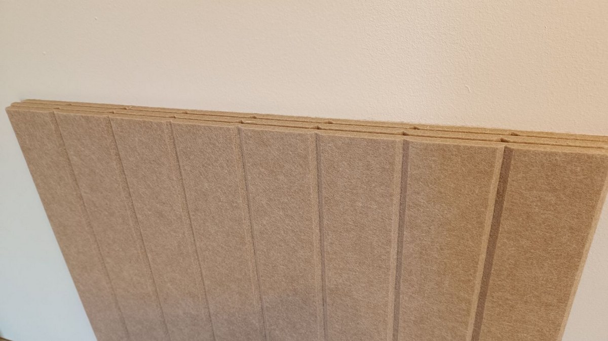 Bilnora panneau antibruit à motif rayé installé derrière un bureau pour atténuer les réflexions et améliorer le confort sonore