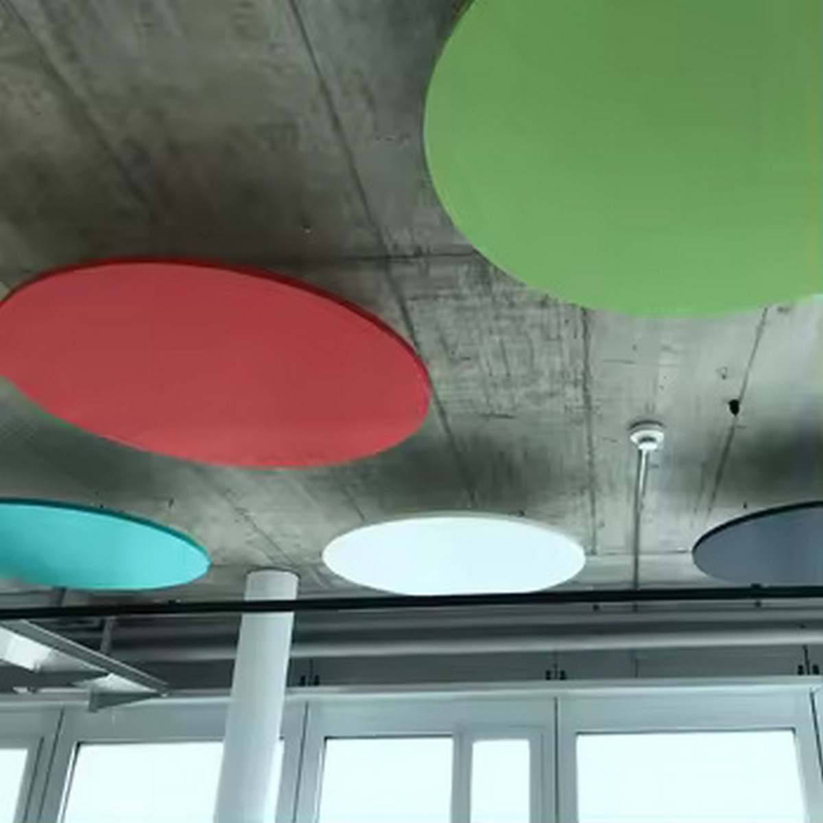 Bilnora rond Ø80 cm offre une solution acoustique compacte pour les bureaux et les petites salles de réunion