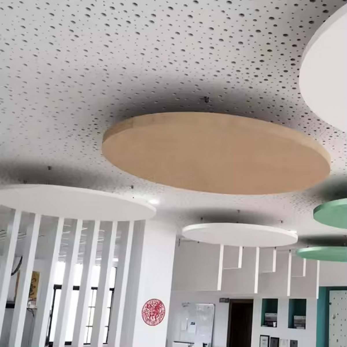 Bilnora rond extra-dense de 80 cm améliore l’acoustique sans alourdir visuellement l’espace
