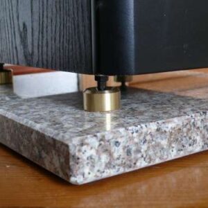 Sous-couches d'enceintes : dalles de granit et de calcaire qui peuvent être placées sous les enceintes.
