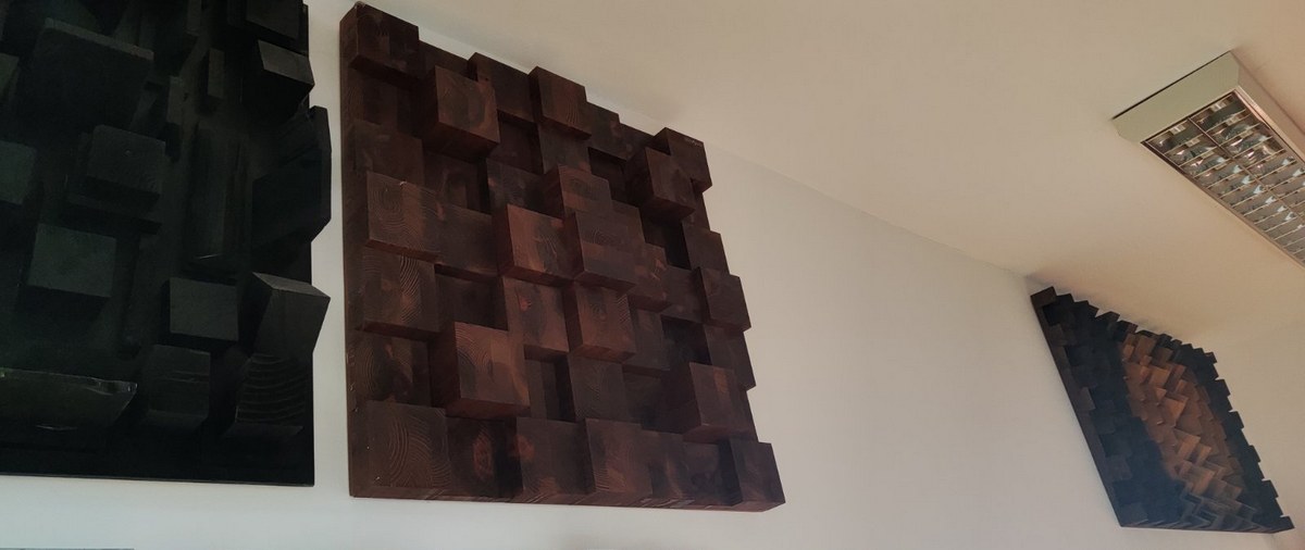 Diffuseur 3D installé derrière le canapé pour éviter qu’un grand mur plat ne renvoie directement le son vers l’auditeur