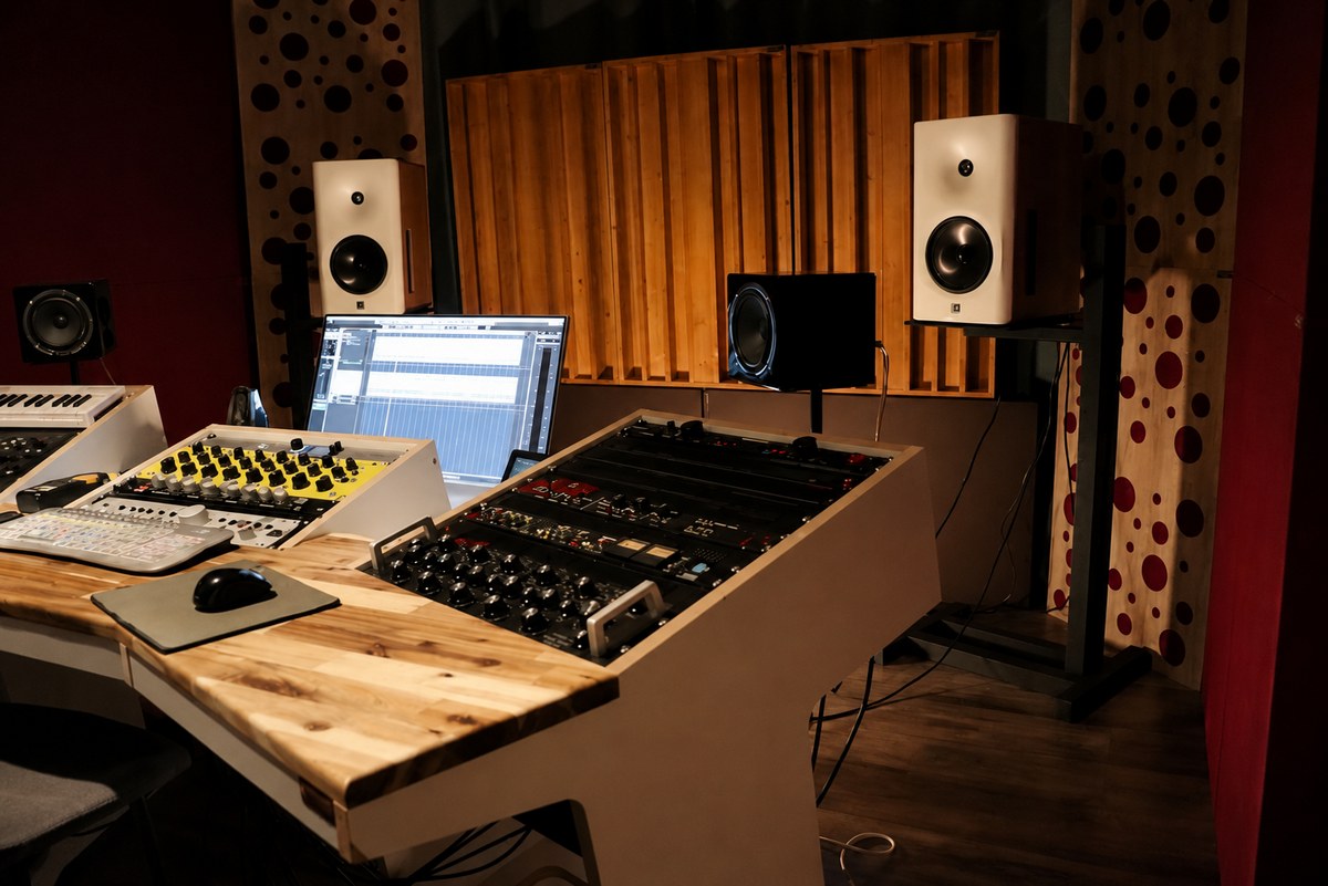 Diffuseur QRD utilisé dans une salle de mastering où une réponse spatiale précise est recherchée