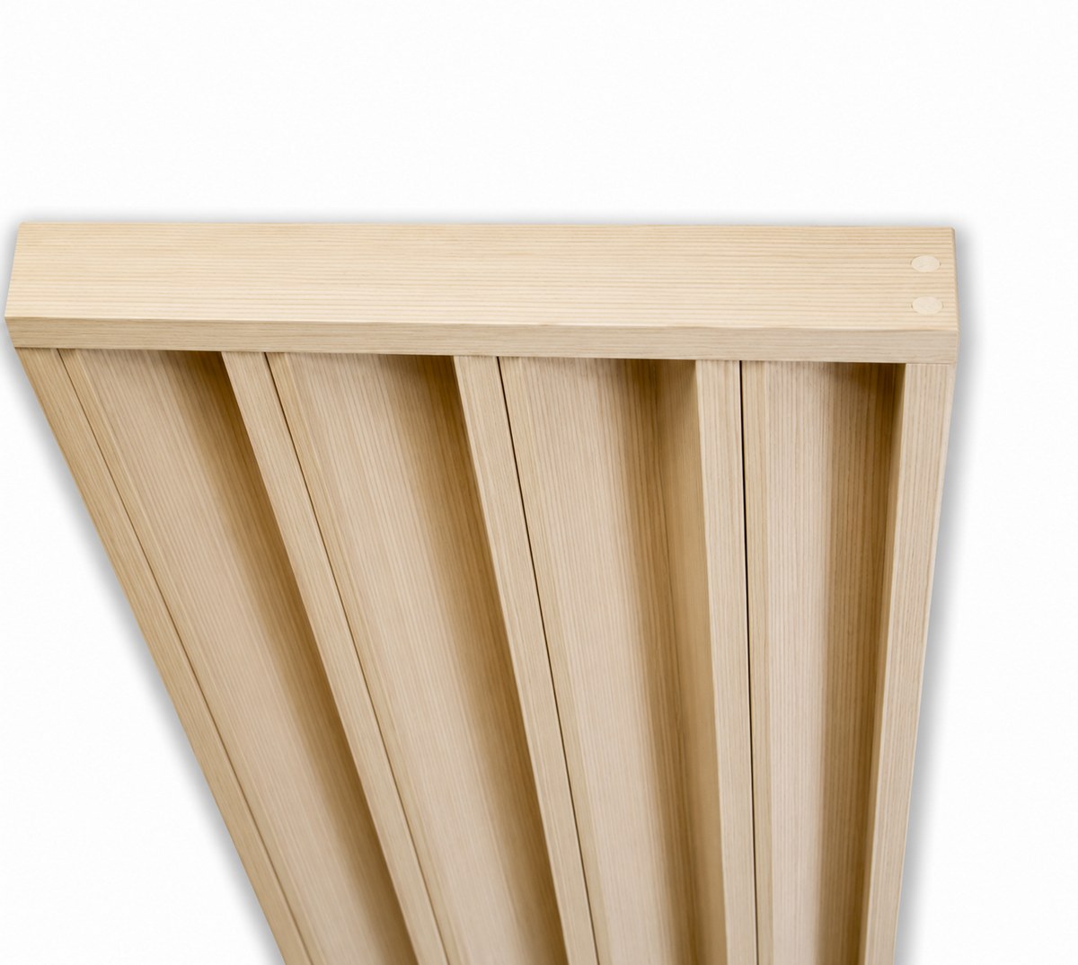 Diffuseur colonne résonateur installé dans un angle pour combiner présence architecturale et contrôle des résonances