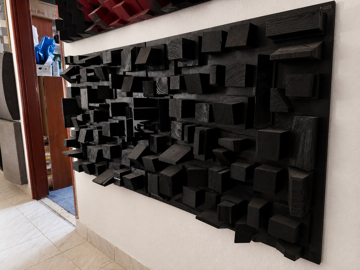 Diffuseur mural vintage installé dans un salon Hi-Fi inspiré des intérieurs des années 70