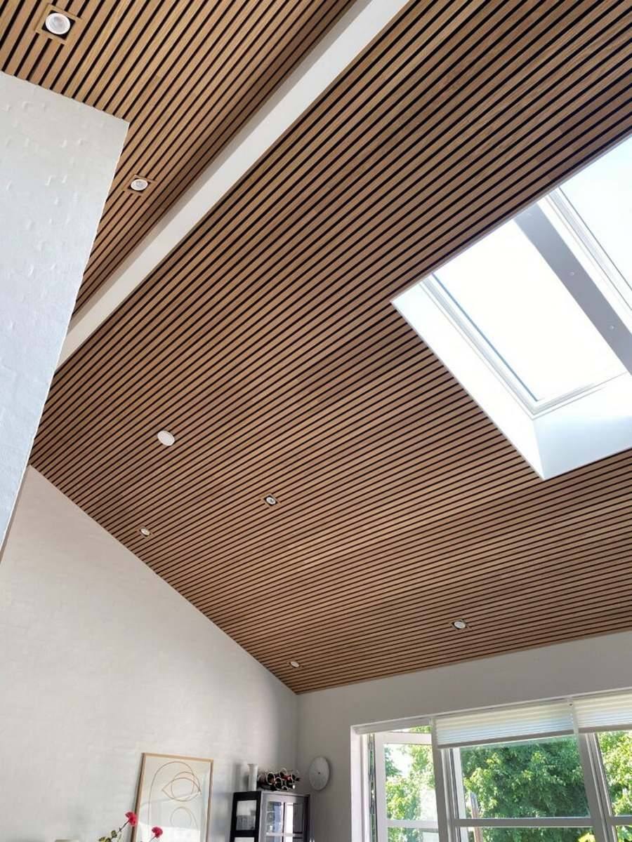FREJA 240 × 60 cm intégré dans une rénovation acoustique de plafond sans modifier l'esthétique intérieure