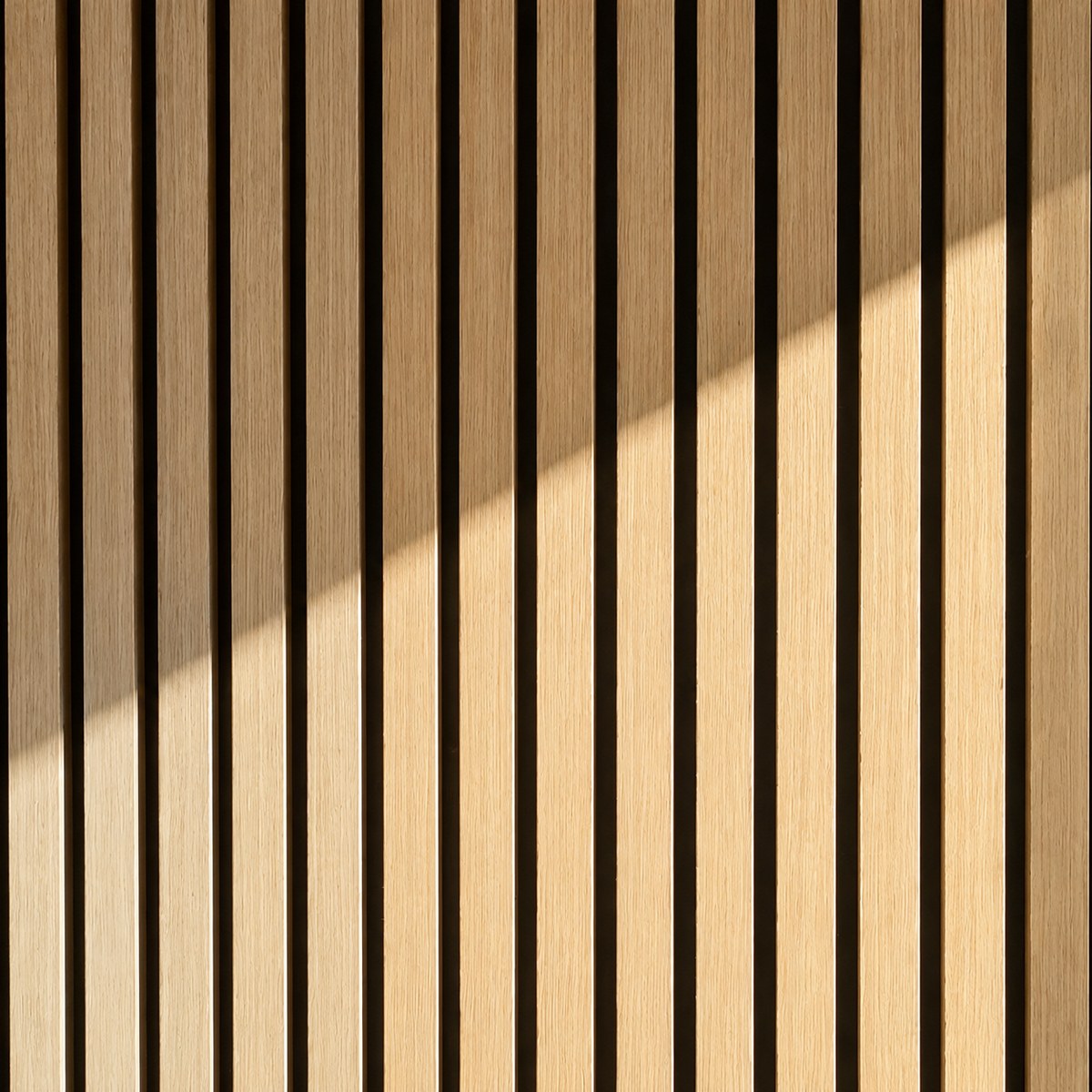 FREJA panneau absorbant acoustique 240 × 60 × 2,2 cm installé derrière un canapé pour réduire les réflexions sonores dans un grand salon