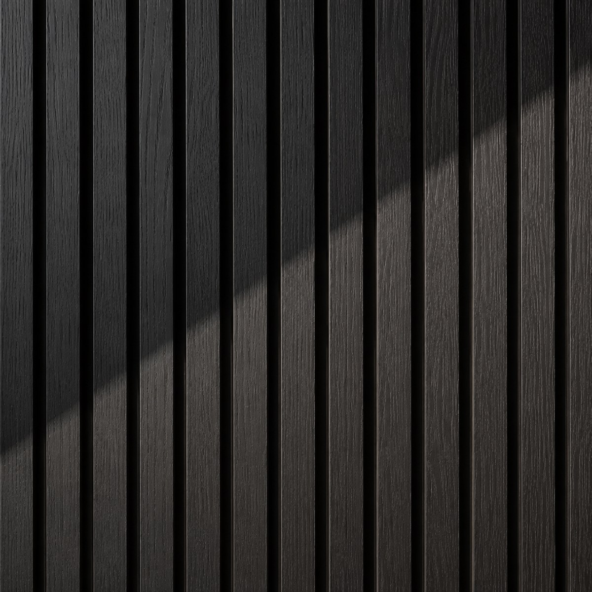 FREJA panneau acoustique en bois Black Oak 200 × 60 × 2,2 cm pour créer un mur sombre au caractère contemporain
