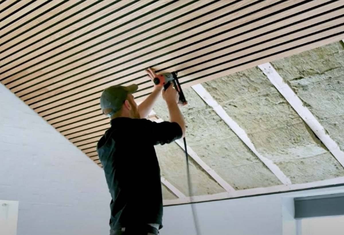 Isolation phonique du plafond avec panneaux FREJA dans une chambre afin de réduire les bruits provenant de l'étage supérieur