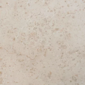 Gros plan sur la texture naturelle du calcaire de Kanfanar, aux tons beige clair avec de fines veines et de légères variations minérales.