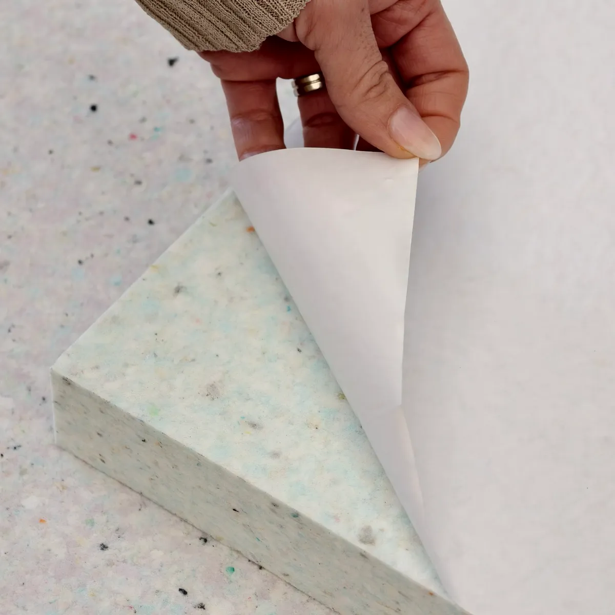 Le support auto-adhésif permet une installation rapide et facile, sans colle supplémentaire, tout en assurant une fixation sûre sur les surfaces appropriées. 2