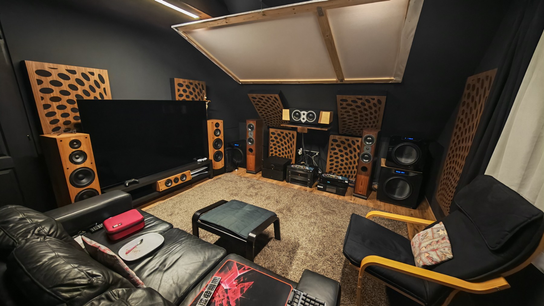 Mur acoustique décoratif avec plusieurs panneaux Varnour dans un home cinéma