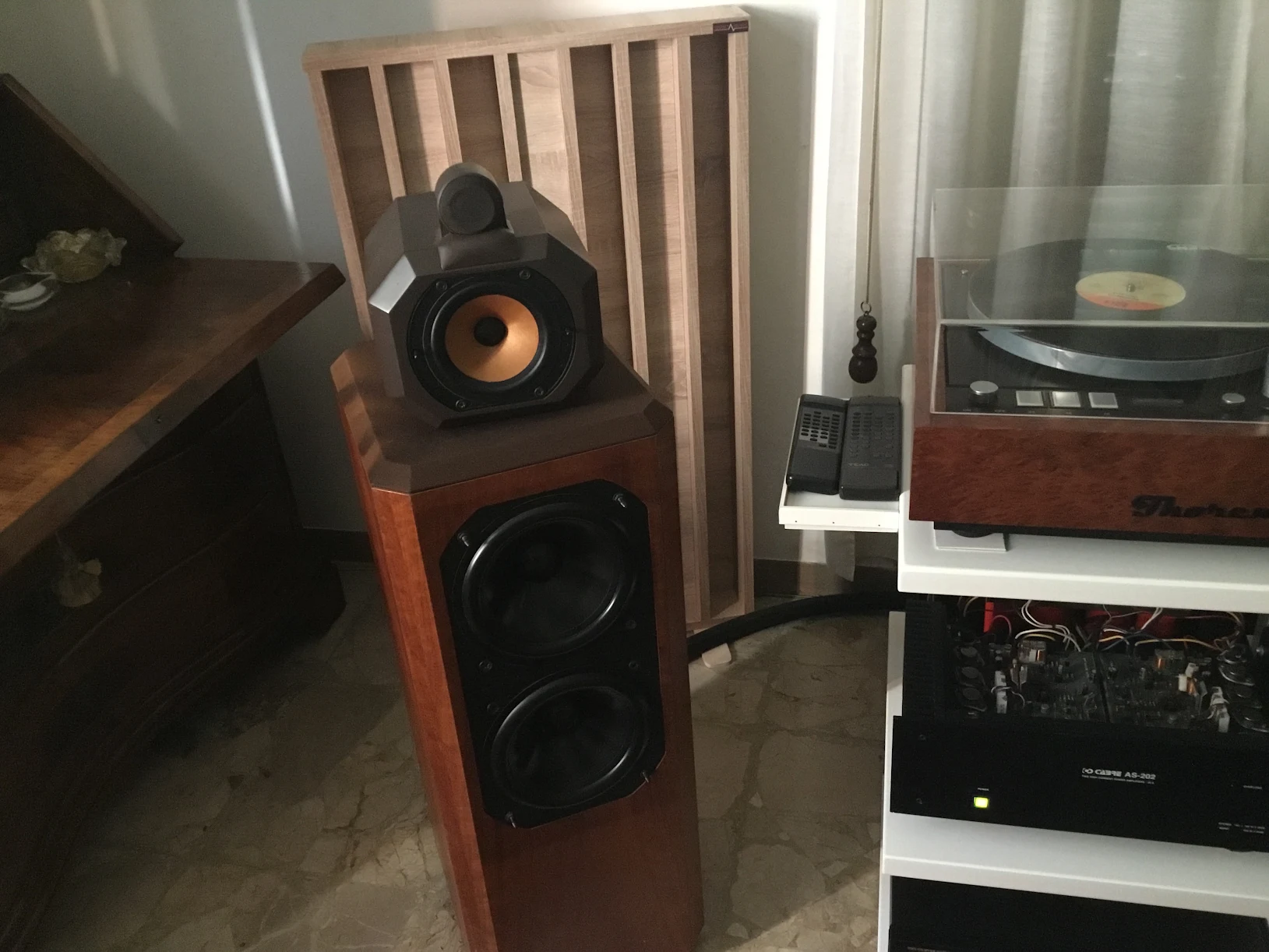 Diffuseur QRD utilisé derrière une zone d'écoute audiophile