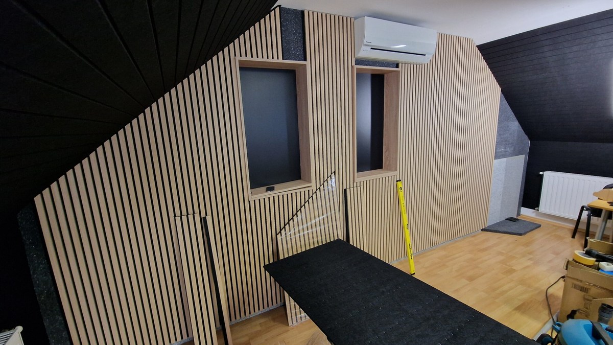 Panneau absorbant FREJA grand format utilisé dans une salle de réunion pour améliorer la clarté des échanges