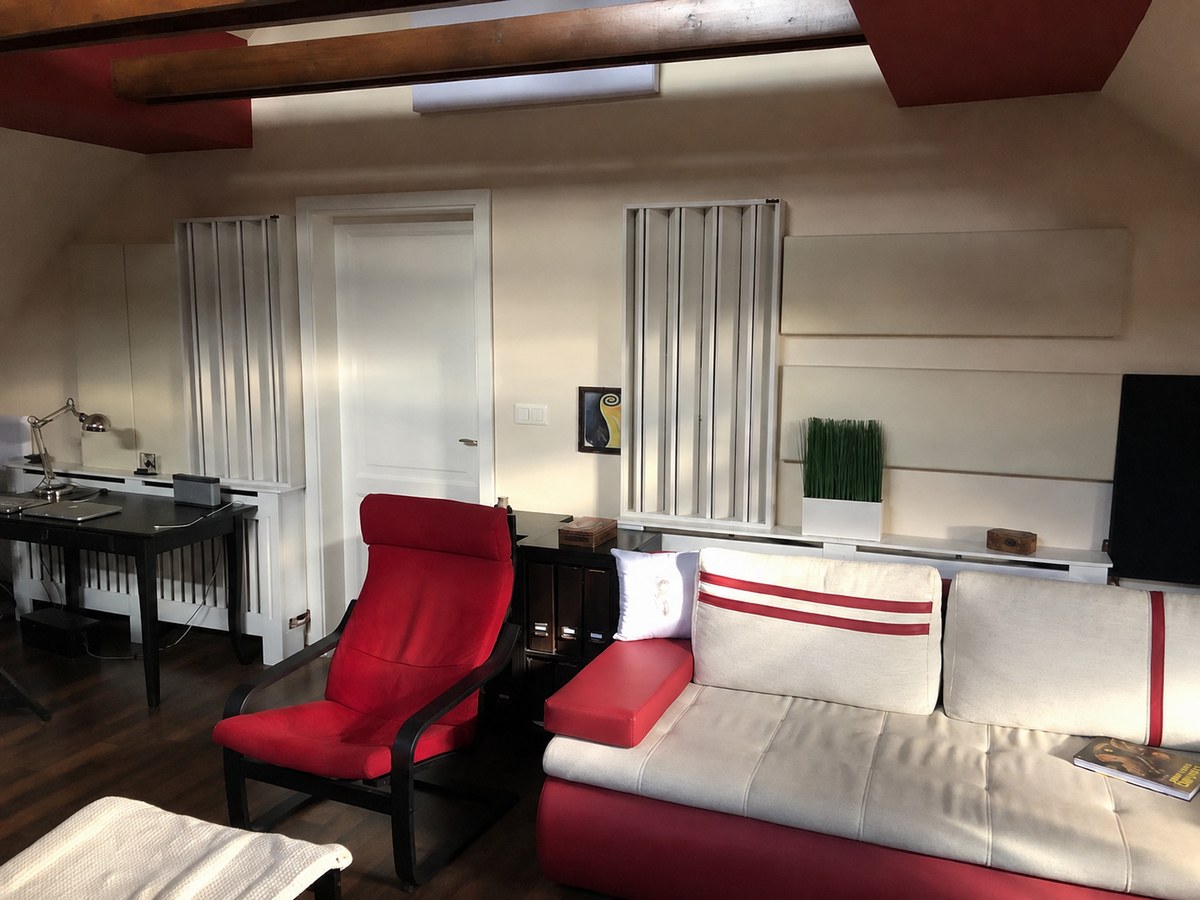 Panneau acoustique Flexi avec diffuseur frontal réglable pour adapter le comportement sonore selon les besoins de la pièce