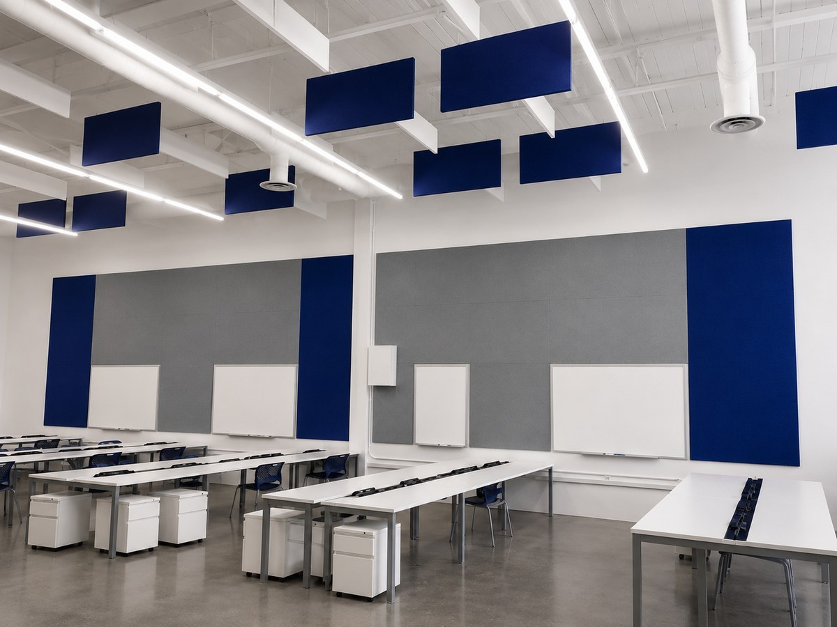 Panneau acoustique de plafond à large bande 104 × 64 × 6 cm suspendu au-dessus d’une position d’écoute pour une acoustique plus pr