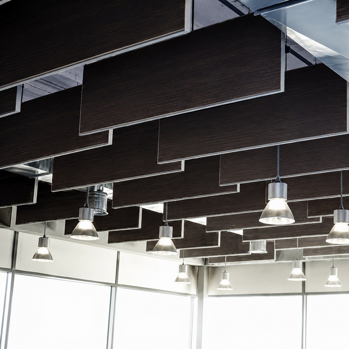 Panneau acoustique de plafond conçu pour améliorer la clarté des dialogues et l’équilibre sonore