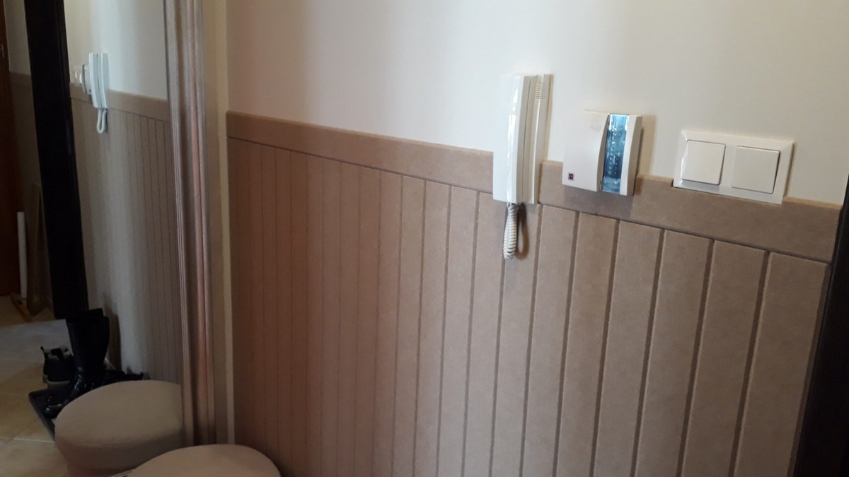 Panneau antibruit Bilnora à motif rayé installé dans un cabinet professionnel pour limiter la diffusion des voix