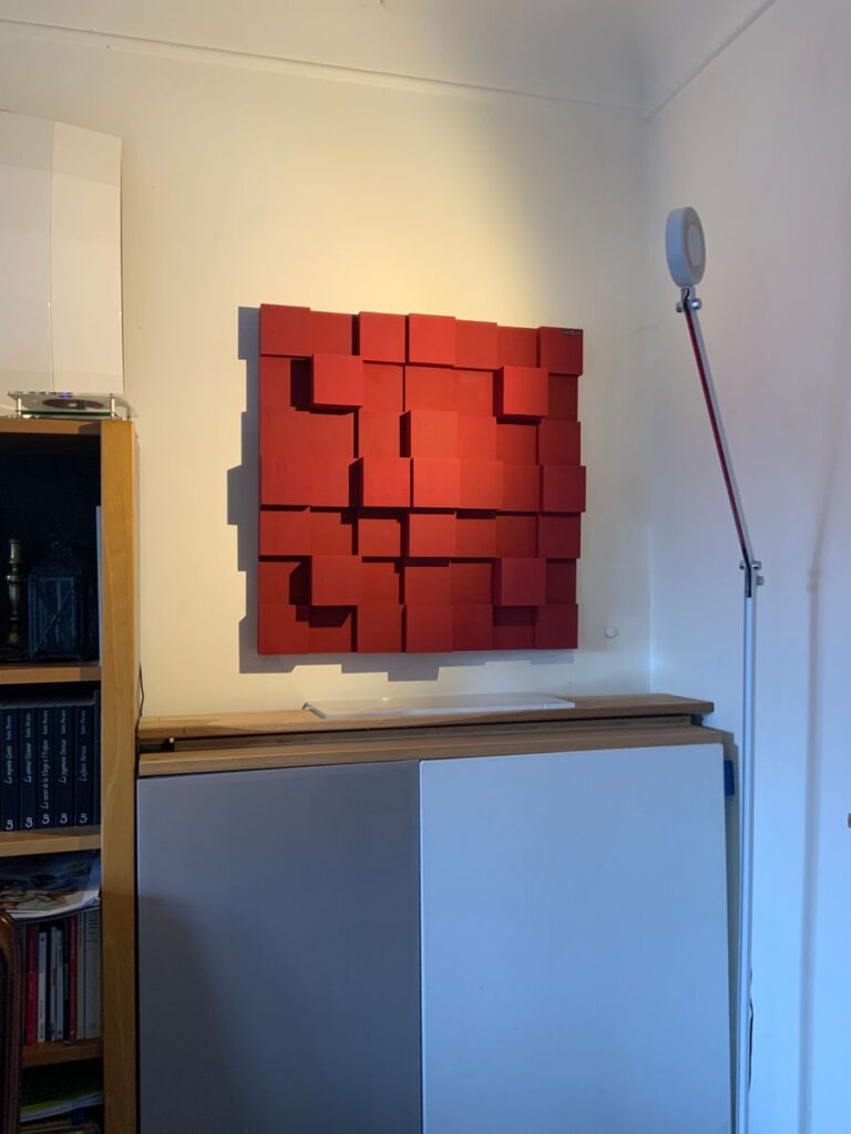 Panneau de diffusion tridimensionnel derrière une installation stéréo pour renforcer la sensation d’espace