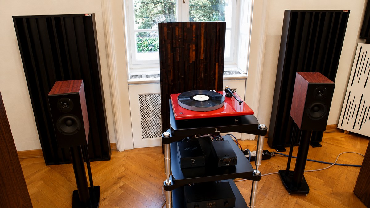 Panneau diffuseur QRD utilisé dans un studio de mixage afin d’éviter une concentration excessive de l’énergie sonore