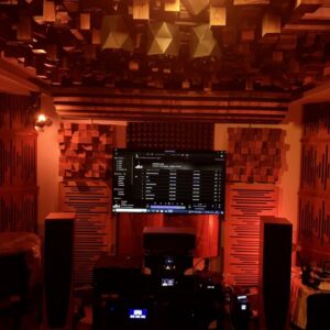 Panneau diffuseur rustique pour une salle d’écoute où le bois et la musique occupent une place centrale Panneau diffuseur rustique pour une salle d’écoute où le bois et la musique occupent une place centrale