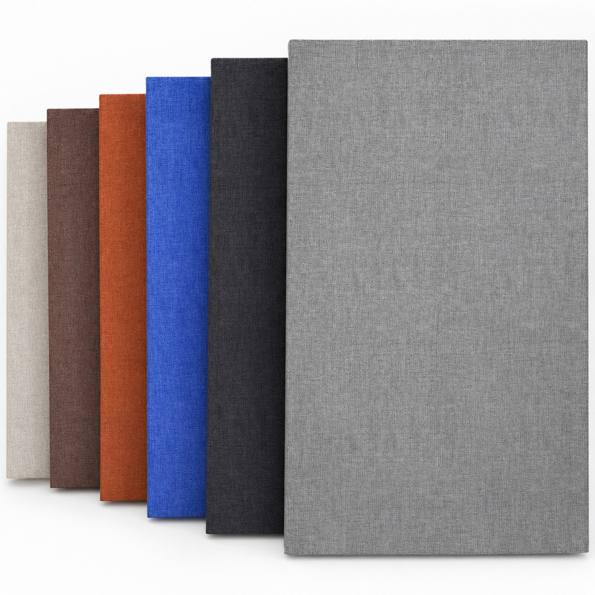 Panneaux acoustiques de plafond 104 × 64 × 6–11 cm suspendus au-dessus de la zone d’écoute pour contrôler les premières réflexions