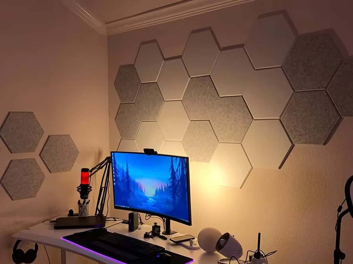 Panneaux anti-bruit Bilnora disposés en motif géométrique pour combiner réduction du bruit et décoration murale