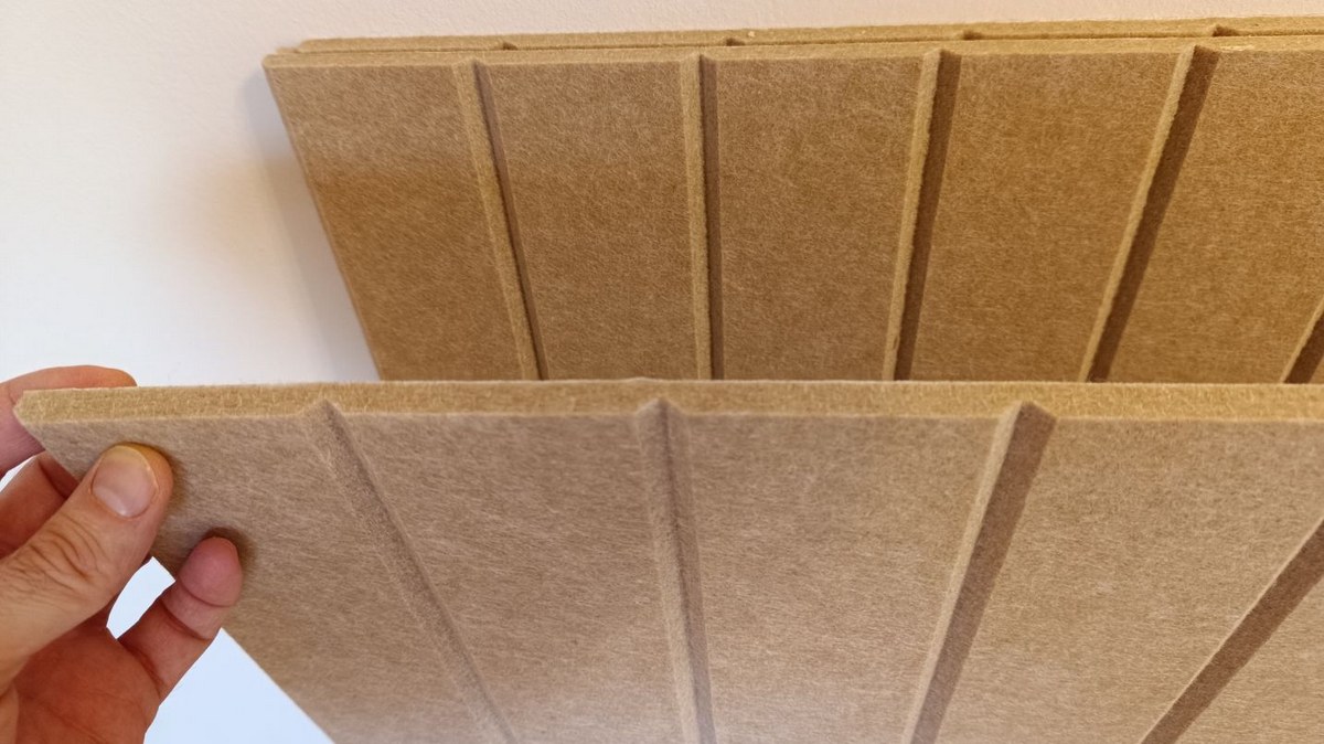 Panneaux en feutre extra dense Bilnora pour compléter l’isolation acoustique d’un bureau à domicile