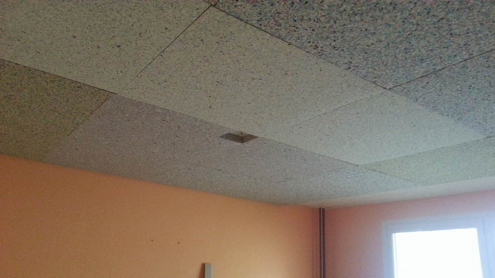 Panneaux isolants de plafond utilisés dans un appartement pour atténuer les bruits provenant de l’étage supérieur