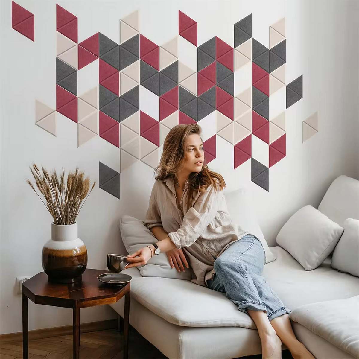 panneaux anti-bruit intérieur triangulaires dans un salon, différentes couleurs