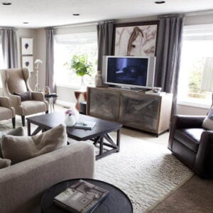 Rideaux acoustiques absorbant le son dans un salon lumineux pour filtrer les bruits extérieurs