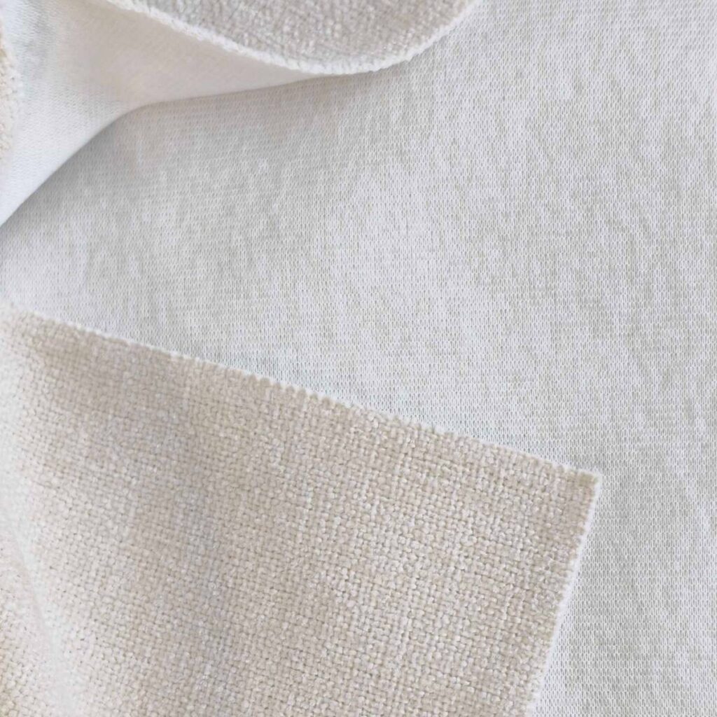 Dos technique blanc d’un tissu isolant thermique Tesla