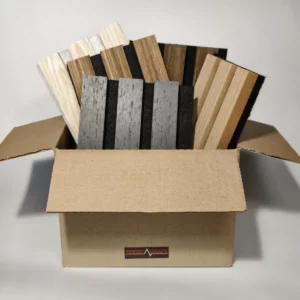 boite-echantillons-panneaux-acoustiques-muraux-freja Boîte d’échantillons contenant plusieurs modèles de panneaux acoustiques muraux Freja avec lattes en bois de différentes teintes et supports en feutre noir, gris ou blanc.