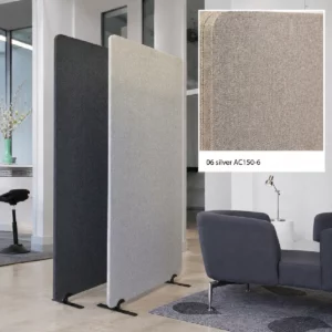 Cloisons de bureau Bilnora capitonnées en feutre acoustique en coloris Silver et Dark Grey, installées dans un espace de bureau moderne avec un échantillon de tissu Silver.