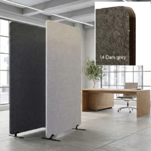 Cloisons de bureau Bilnora en feutre acoustique dans les coloris Dark Grey et Silver, présentées dans un bureau moderne avec un gros plan sur l’échantillon du revêtement Dark Grey mettant en valeur sa texture.
