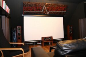 conception acoustique de salle de cinéma avec absorbeurs acoustiques (2)