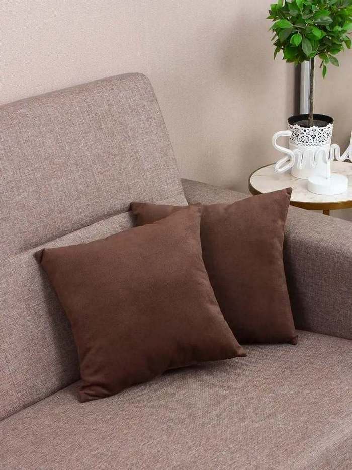 Coussins décoratifs en tissu posés sur un canapé dans un intérieur moderne