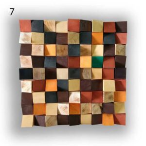 Vue de face d’un diffuseur d’art motif 7 composé de cubes en bois en relief, avec des faces inclinées et une combinaison de teintes naturelles, brunes, terracotta, noires, orangées et vertes, mettant en valeur le veinage du bois et l’effet tridimensionnel de la surface.