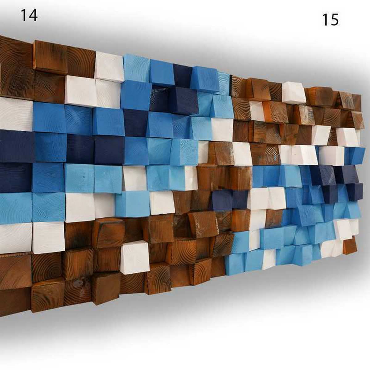 Vue en perspective d’une composition de diffuseurs d’art motifs 14 et 15 en grain fin, placés côte à côte pour former un grand panneau mural en relief, avec des cubes en bois aux faces inclinées dans des tons bleu clair, bleu foncé, blanc et brun chaud, laissant apparaître le veinage fin du bois.