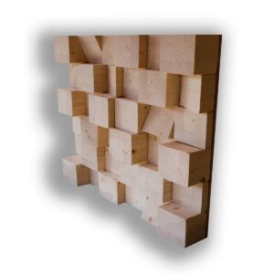 Diffuseur sonore Cube en bois naturel clair vu presque de face, composé de blocs carrés aux profondeurs irrégulières et aux cernes du bois apparents.