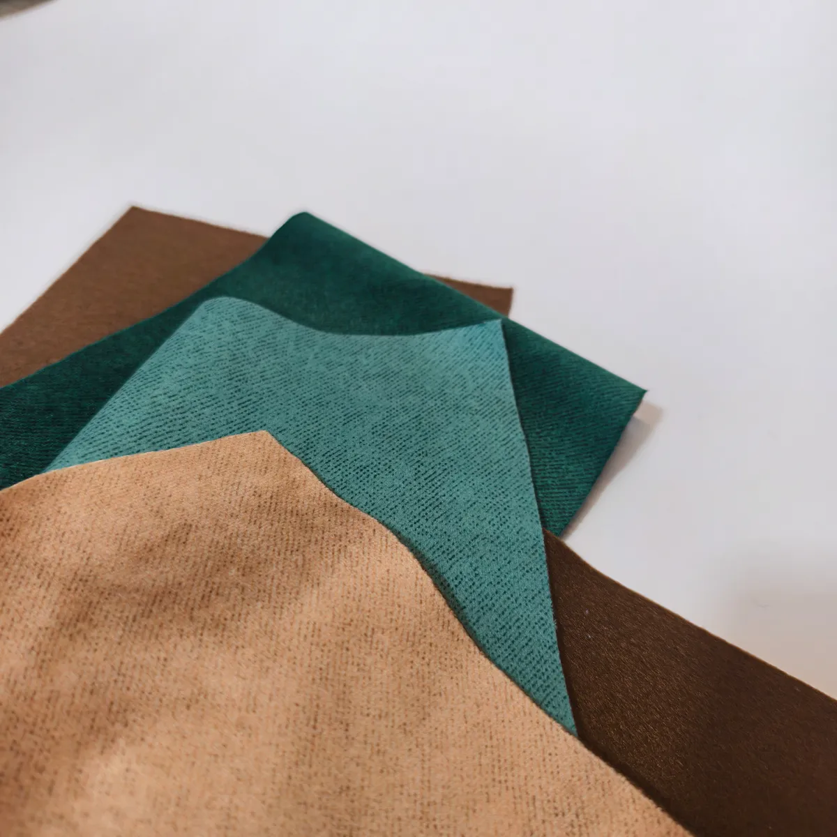Échantillons de textile Forio en plusieurs couleurs superposées