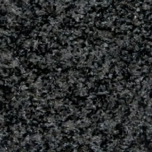 Gros plan sur la texture du granit Nero Africa Impala Foncé, caractérisée par un fond noir profond et un grain minéral gris foncé uniforme.