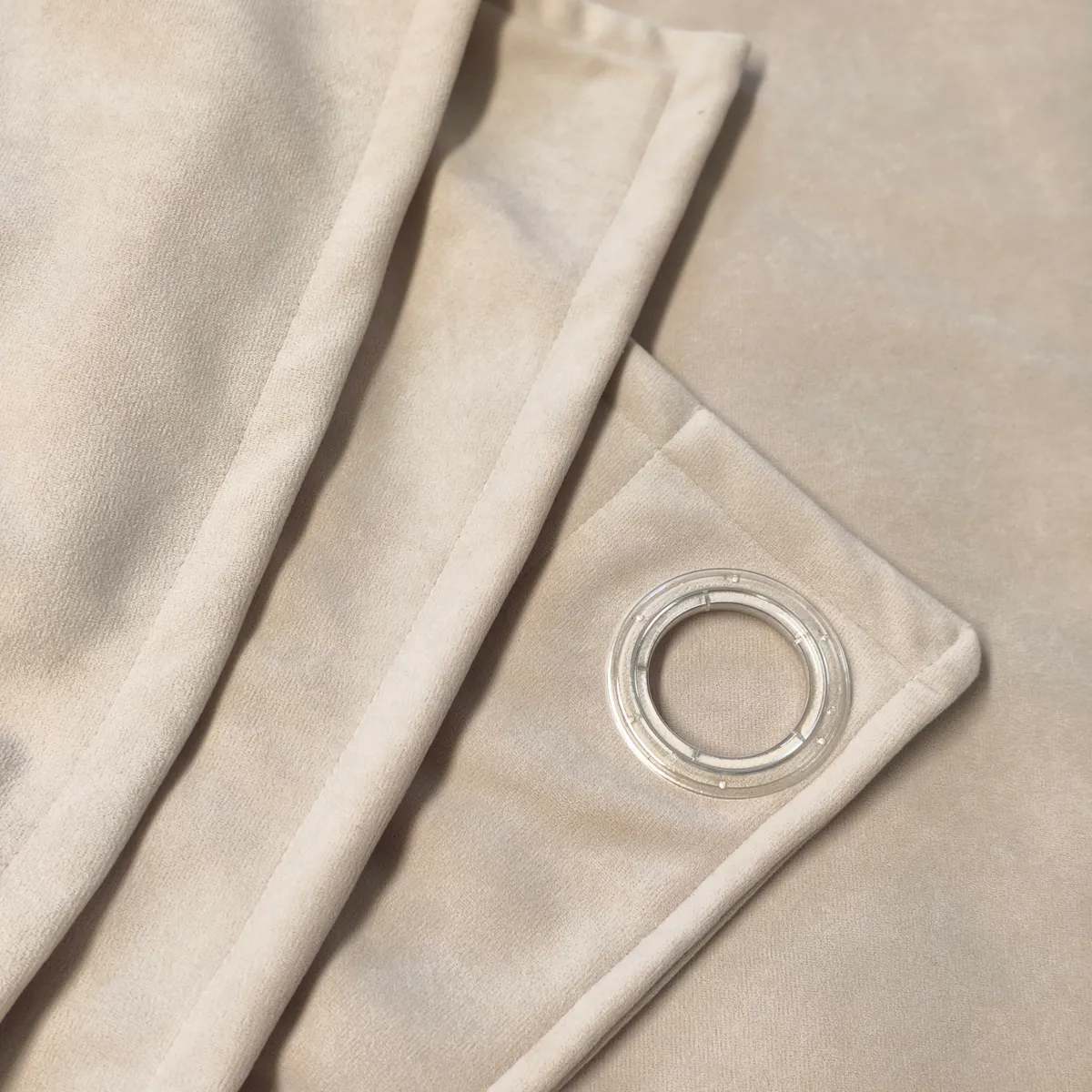 Détail des œillets d’un rideau sur mesure
