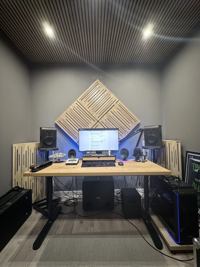 Isolant phonique mince plafond en studio avec panneaux bois et traitement acoustique mural