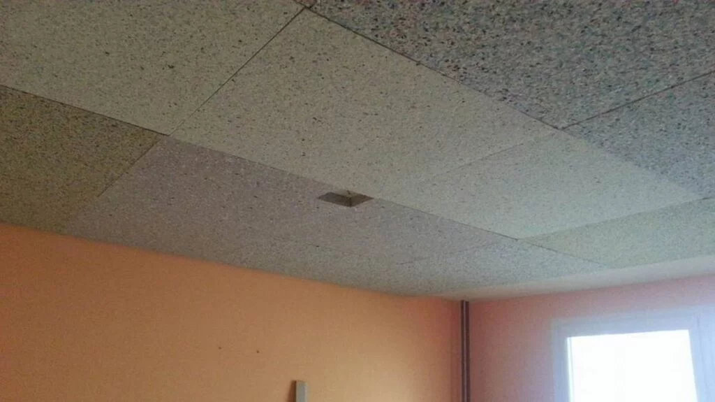 Panneaux d’isolation phonique du plafond installés dans une