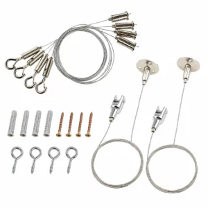 Illustration d'un kit complet de suspension pour panneaux acoustiques en feutre PET, comprenant des câbles en acier, des fixations pour suspension verticale et horizontale, des crochets à vis, des chevilles, des vis et des embouts de fixation, présenté sur fond blanc.