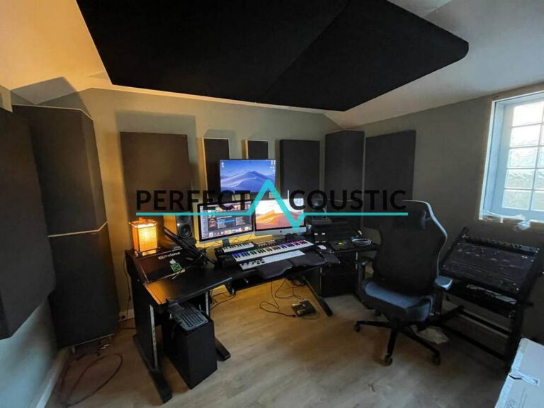 Mixroom avec pièges à basses et panneau acoustique studio enregistrement