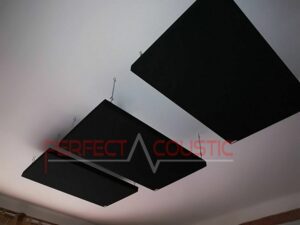 panneau acoustique placé au plafond de la salle de cinéma (2)