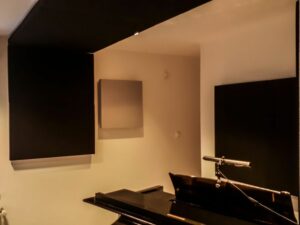 panneau acoustique placé dans la salle de piano (3)